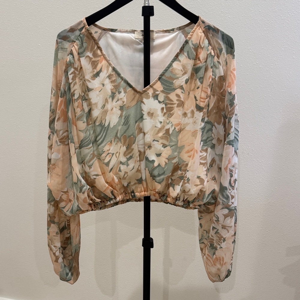 entro Peach & Sage Floral V-Neck Cropped Blouson Top‎